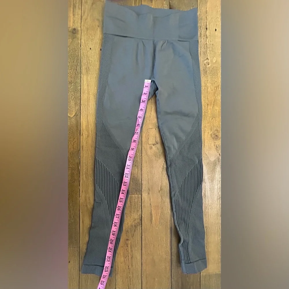 BUNDLE OF 3 ZYIA White Sports Bra Gray compression and leopard print leggings - Picture 7 of 15